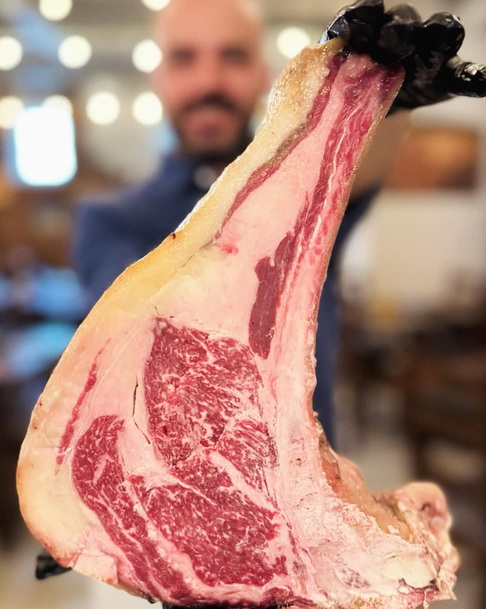 Chef del Ristorante Coccobrillo con la carne frollata dry aged Orbassano